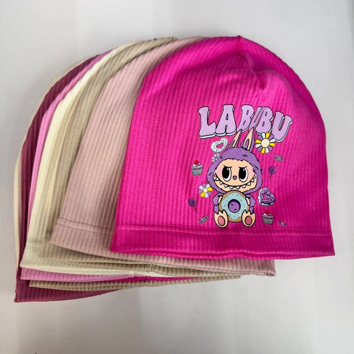 Czapki dziecięce prążkowane LABUBU mix kolorów 10 szt.