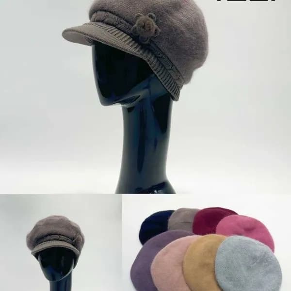 Czapka zimowa damska z daszkiem i kwiatkiem - Mix kolorów