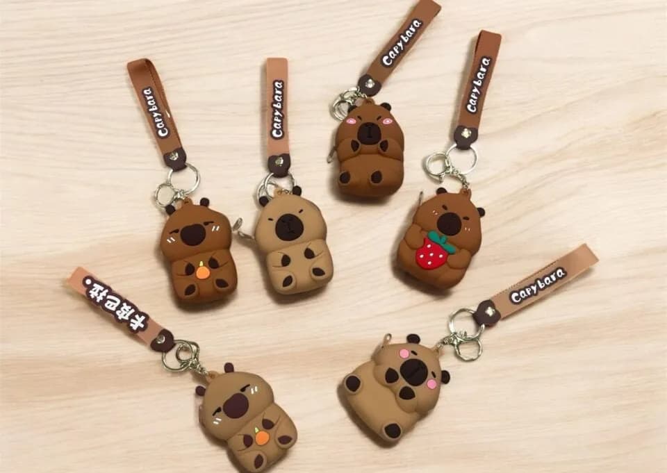 Brelok do Kluczy Kapibara Gumowy z Paskiem Mix Wzorów 12szt