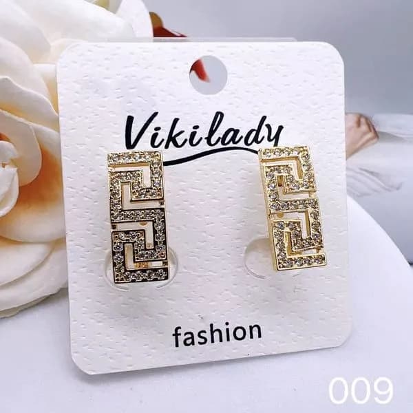 Kolczyki damskie Vikilady złote prostokątne wzór grecki z cyrkoniami