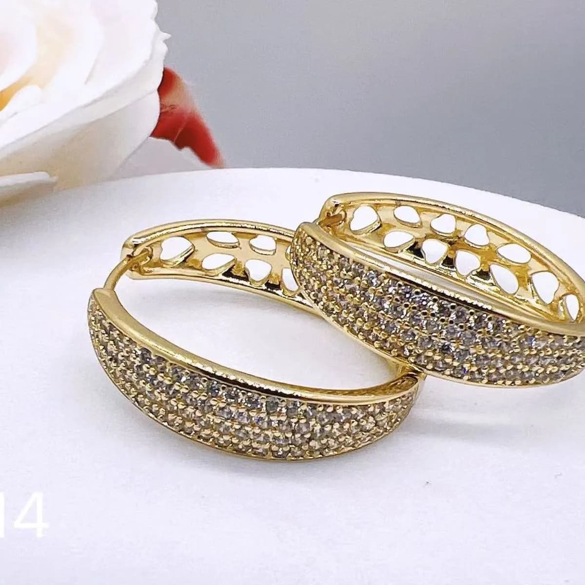 Kolczyki damskie złote owalne z cyrkoniami ażurowe 24 szt.