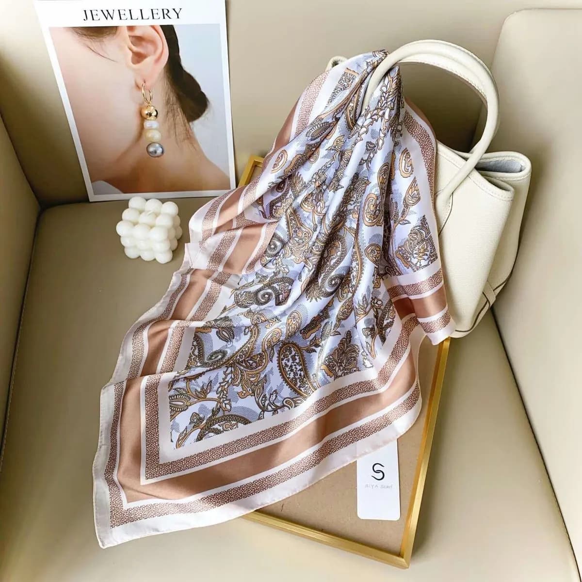 Chusta damska jedwabna print paisley beżowo-niebieska