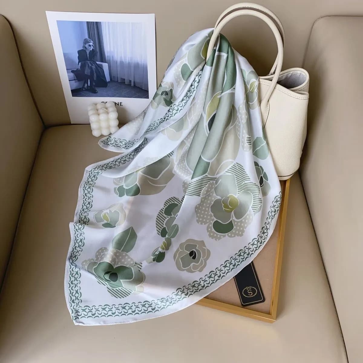 Chusta damska zielono-biała z motywem kwiatowym