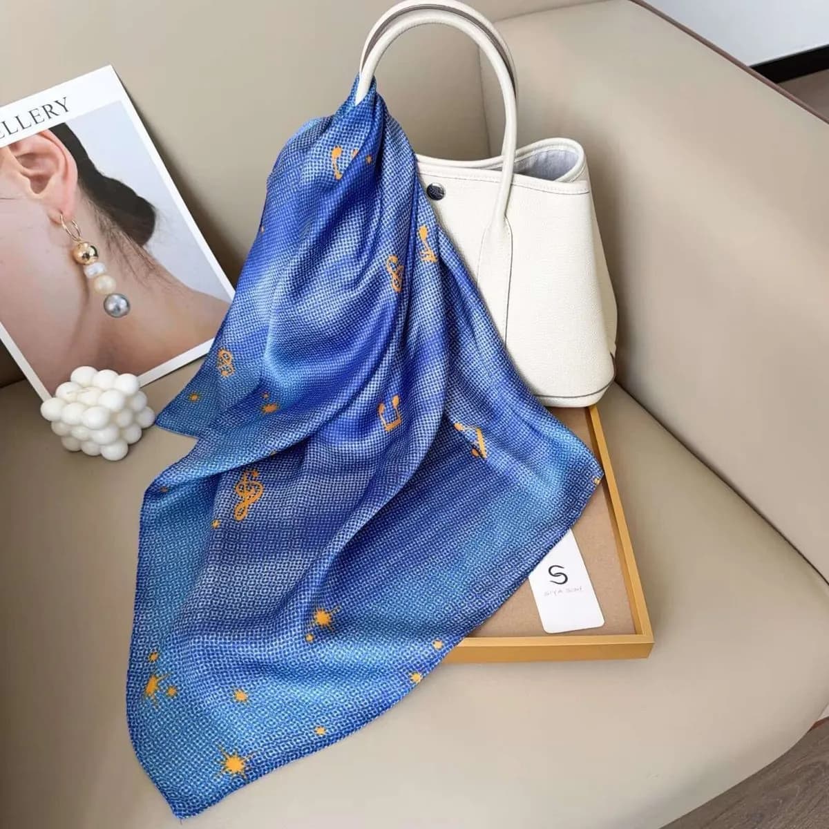 Chusta damska jedwabna granatowa z motywem gwiazdek