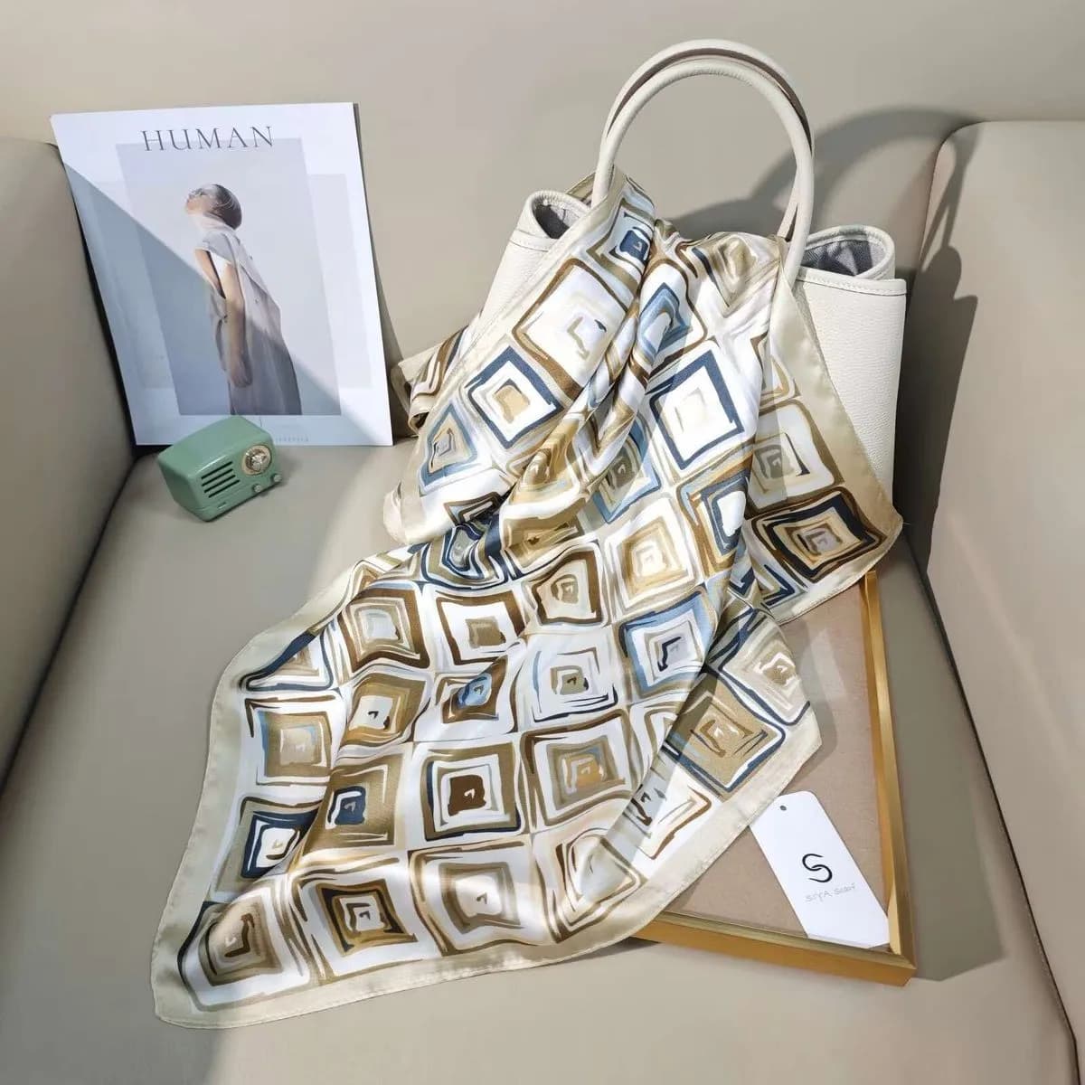 Chusta damska jedwabna wzór geometryczny beżowo-niebieski