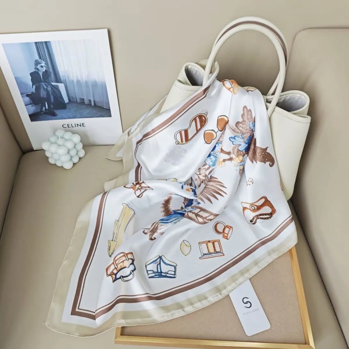 Chusta damska jedwabna biała z motywem graficznym