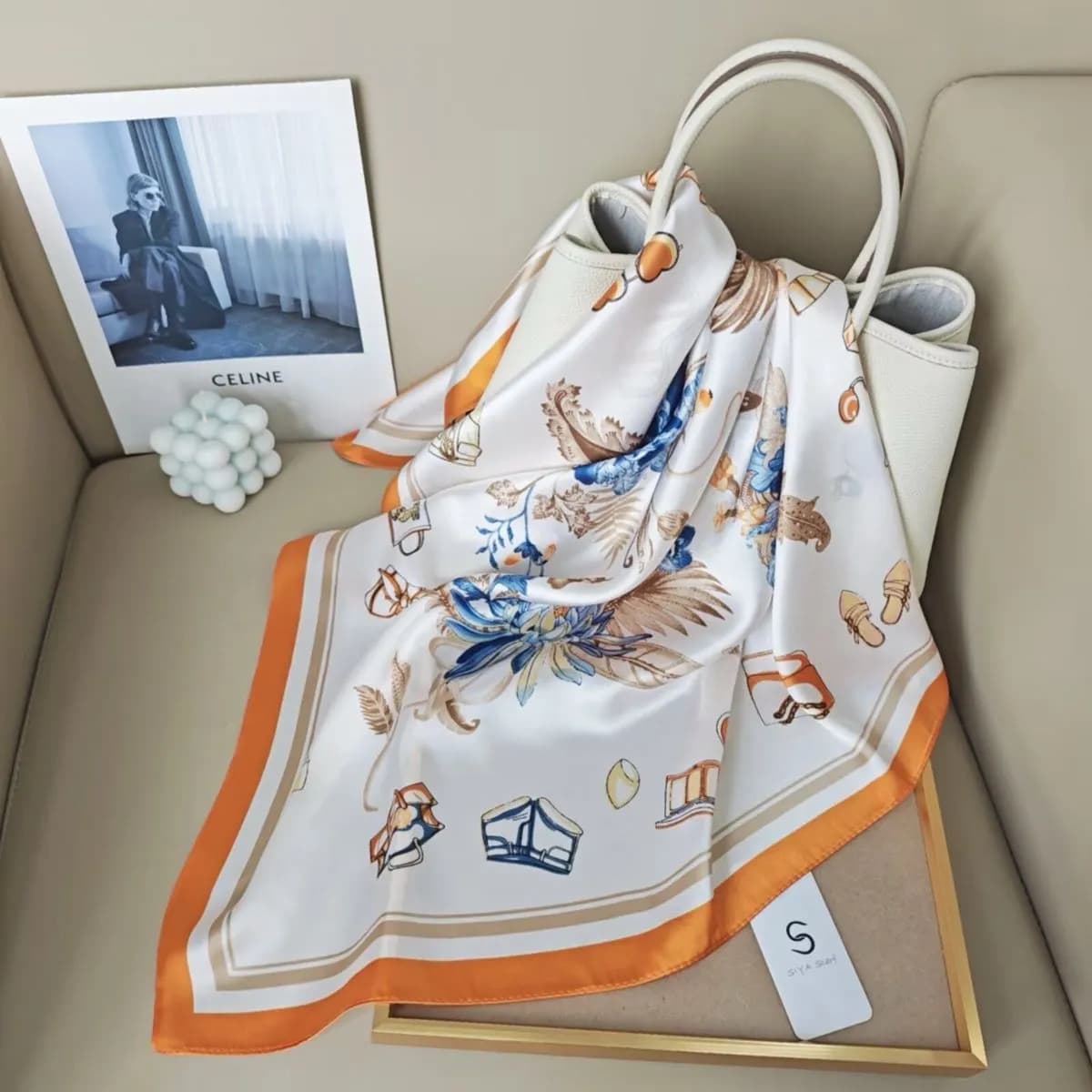 Chusta damska jedwabna biała z granatowo-pomarańczowym wzorem