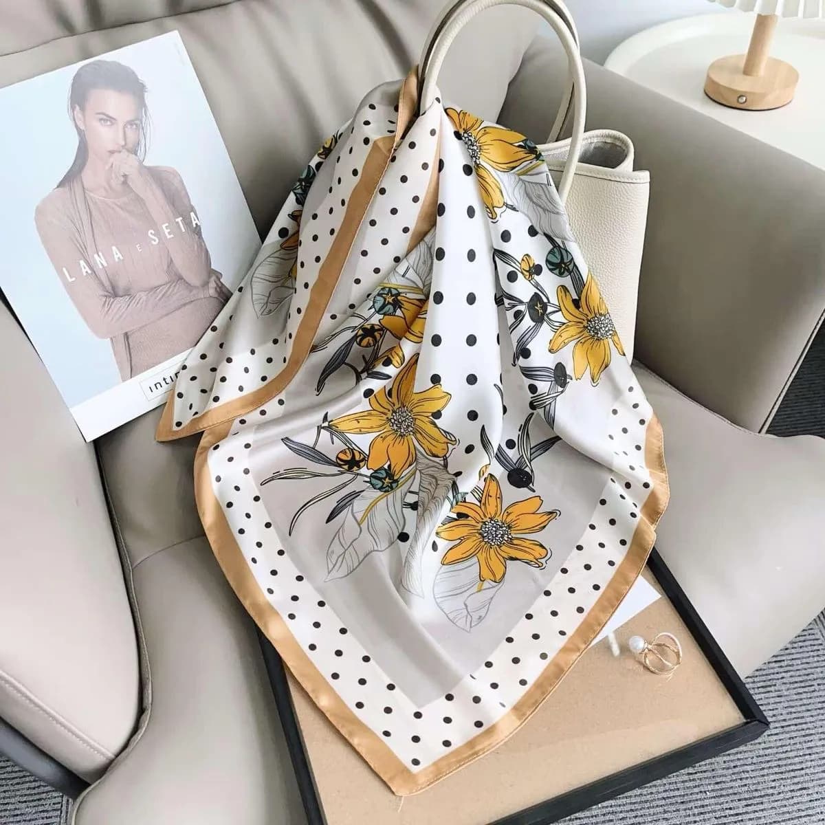 Chusta damska w kwiaty i grochy biała z żółtym