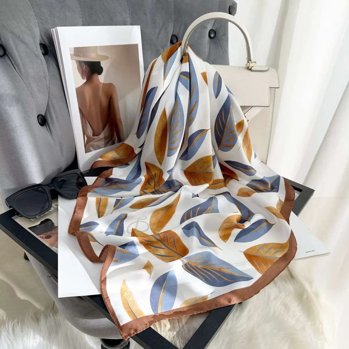 Chusta damska z motywem liści biało-niebiesko-złoty