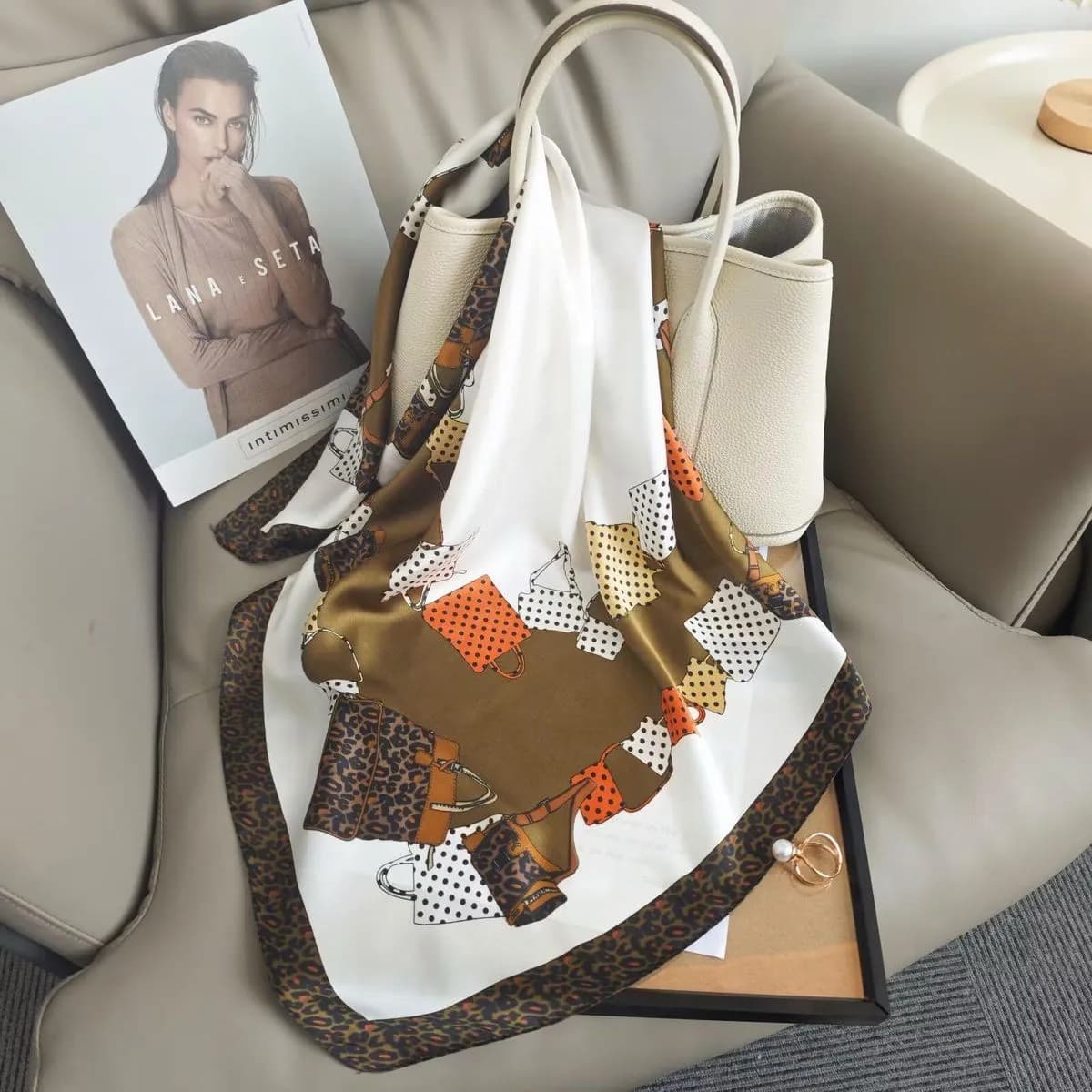 Chusta damska wzorzysta biała z brązowym i pomarańczowym