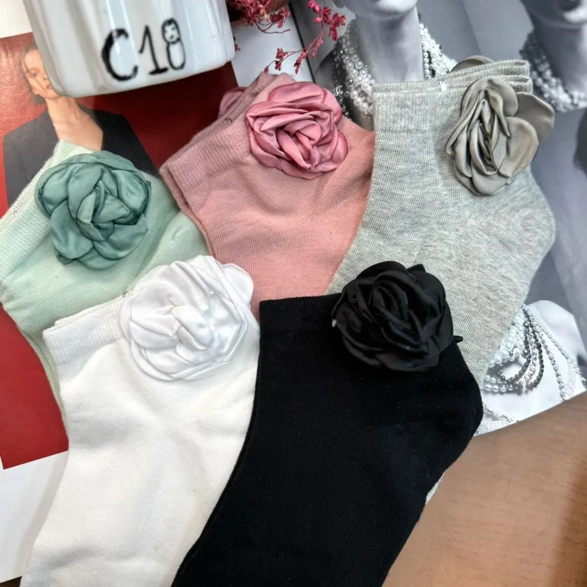 Skarpetki damskie z aplikacją kwiatową 5 kolorów