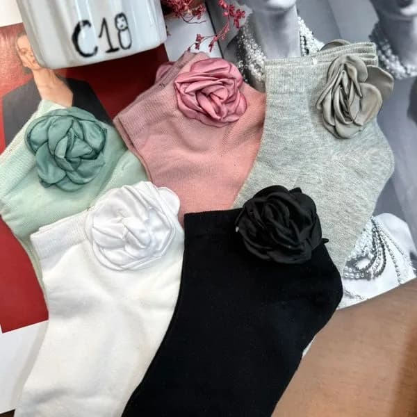 Skarpetki damskie z aplikacją kwiatową 5 kolorów