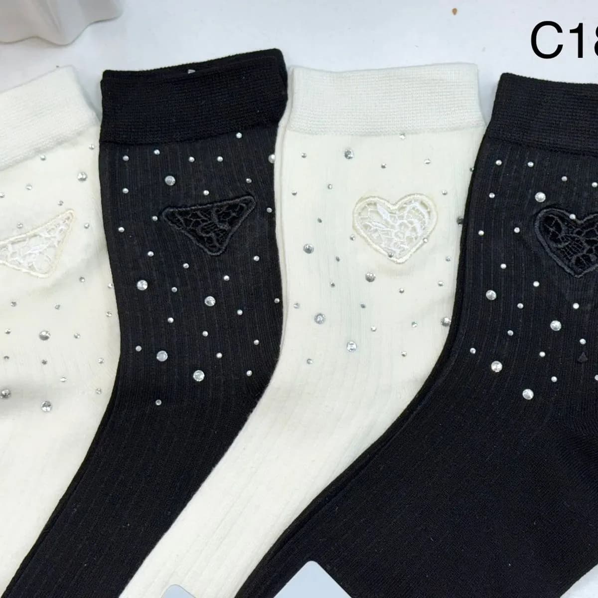 Skarpetki damskie z aplikacjami serc C18