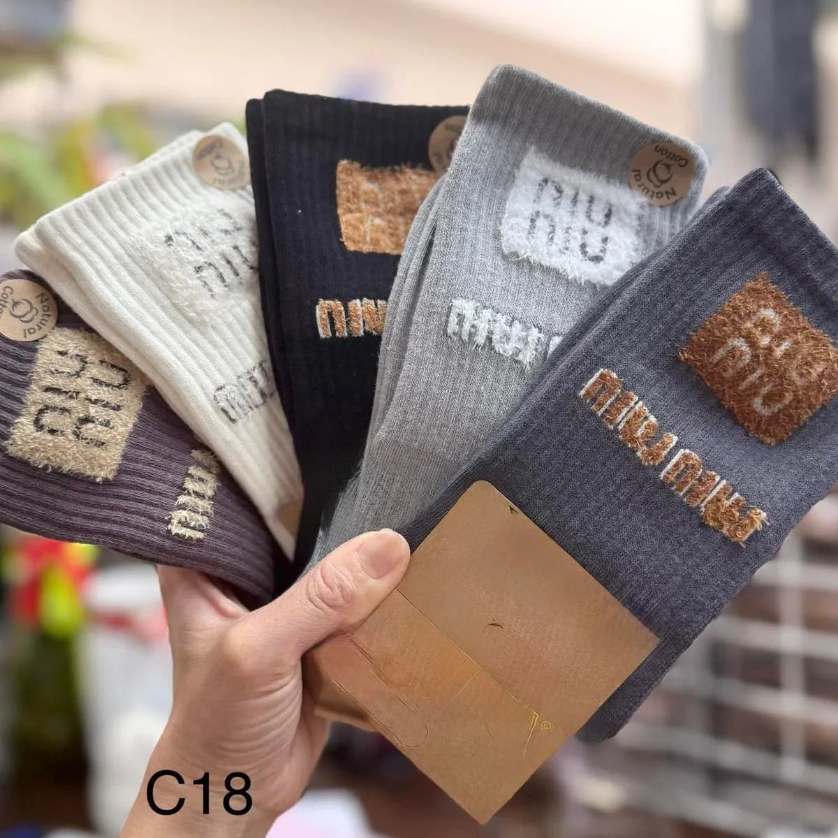 Skarpetki damskie z napisem NUU, szare i beżowe, C18