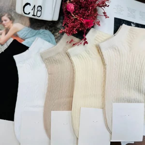 Skarpetki damskie ankle beżowe, białe, czarne