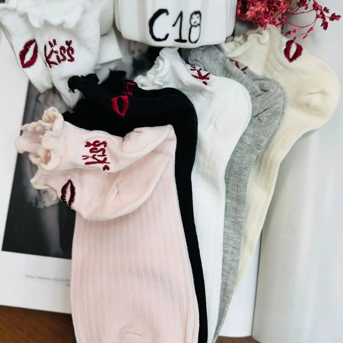 Skarpetki damskie z falbanką i ustami C10