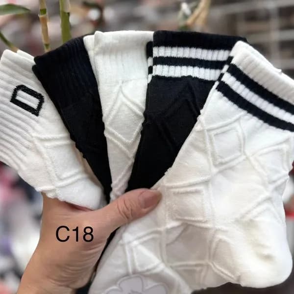 Skarpetki damskie czarne i białe z literą D, C18