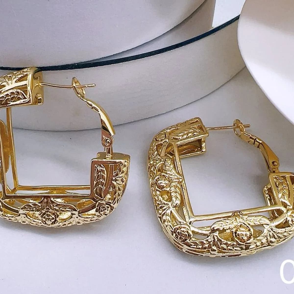 Kolczyki damskie kwadratowe złote z ornamentem 40925-140