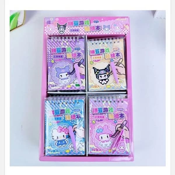 Zestaw 4 mini notesików Kuromi z naklejkami i długopisami