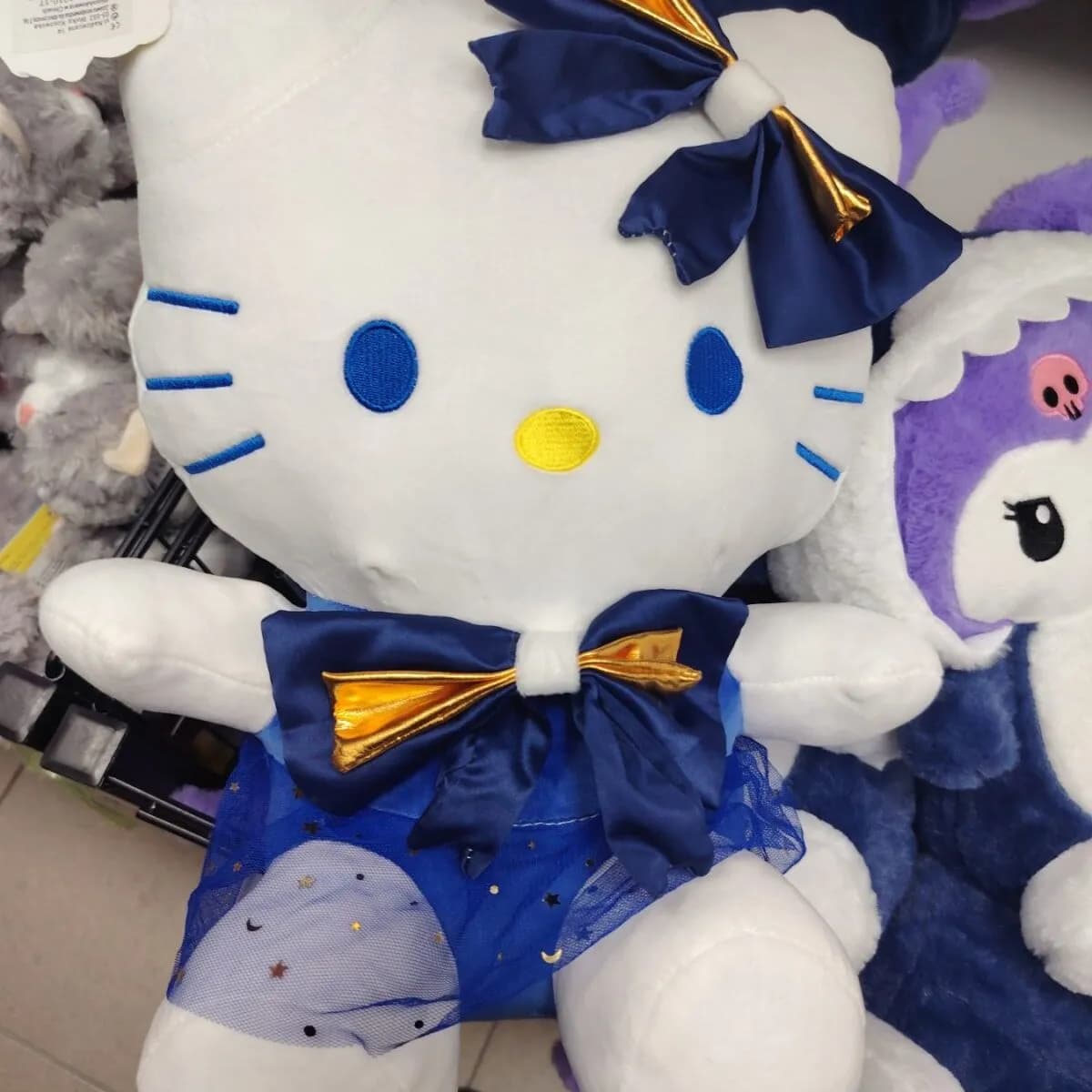 Maskotka Pluszowa Hello Kitty 40cm Biała z Niebieską Kokardą