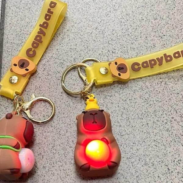 Brelok do Kluczy Kapibara z Podświetleniem LED i Paskiem