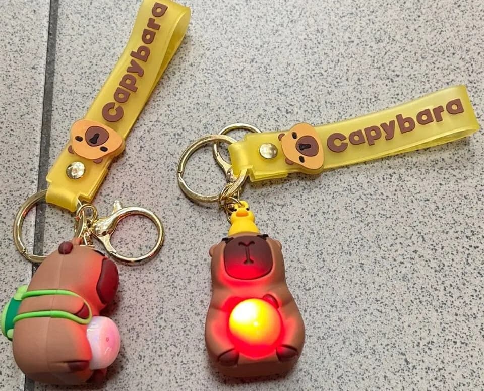 Brelok do Kluczy Kapibara z Podświetleniem LED i Paskiem