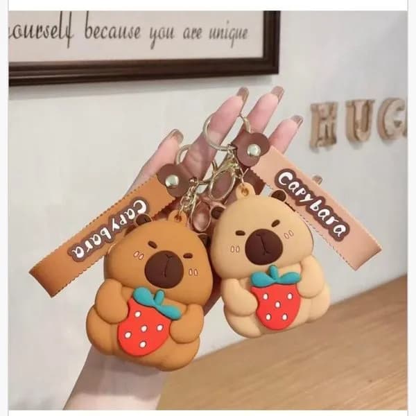 Brelok Silikonowy Kapibara z Truskawką i Paskiem Capybara