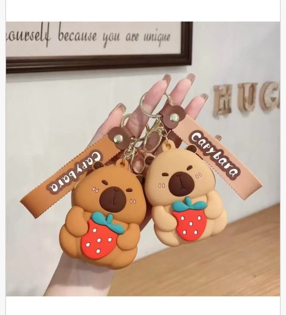 Brelok Silikonowy Kapibara z Truskawką i Paskiem Capybara