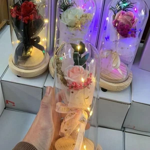 Bukiet Róż LED w Kloszu na Drewnianej Podstawie, 12 szt.