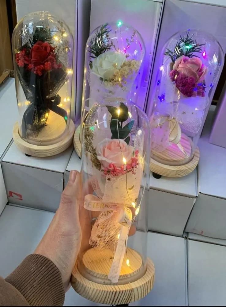 Bukiet Róż LED w Kloszu na Drewnianej Podstawie, 12 szt.