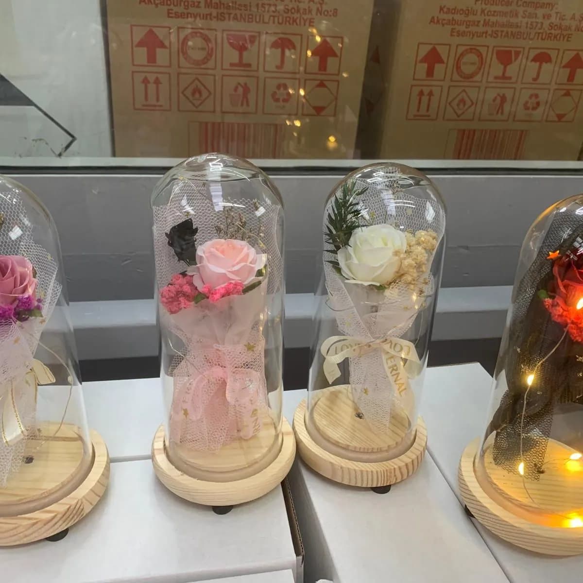 Bukiet Róż LED w Kloszu na Drewnianej Podstawie, Mix Kolorów