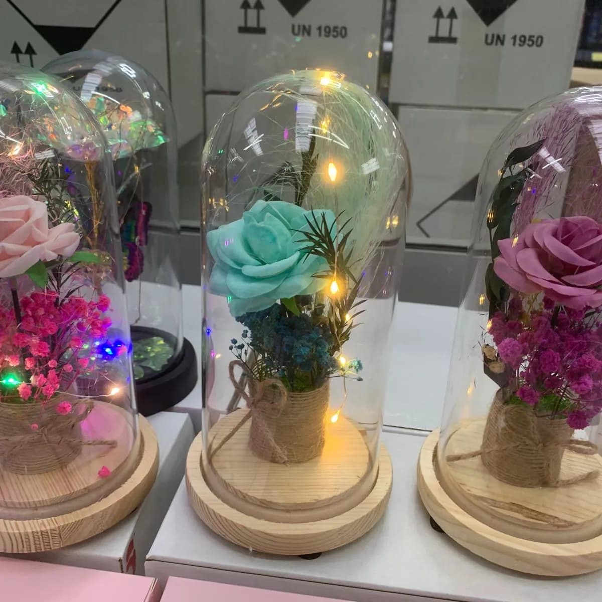 Bukiet Róż LED w kopule na drewnianej podstawie, 12 szt.