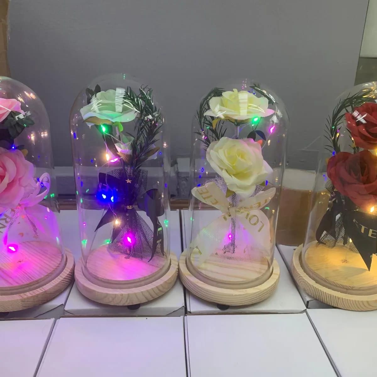 Bukiet Róż LED w kloszu na drewnianej podstawie, mix kolorów