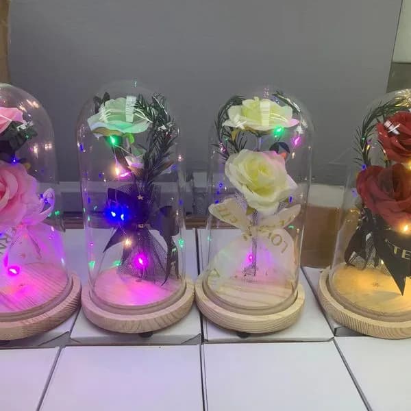 Bukiet Róż LED w kloszu na drewnianej podstawie, mix kolorów