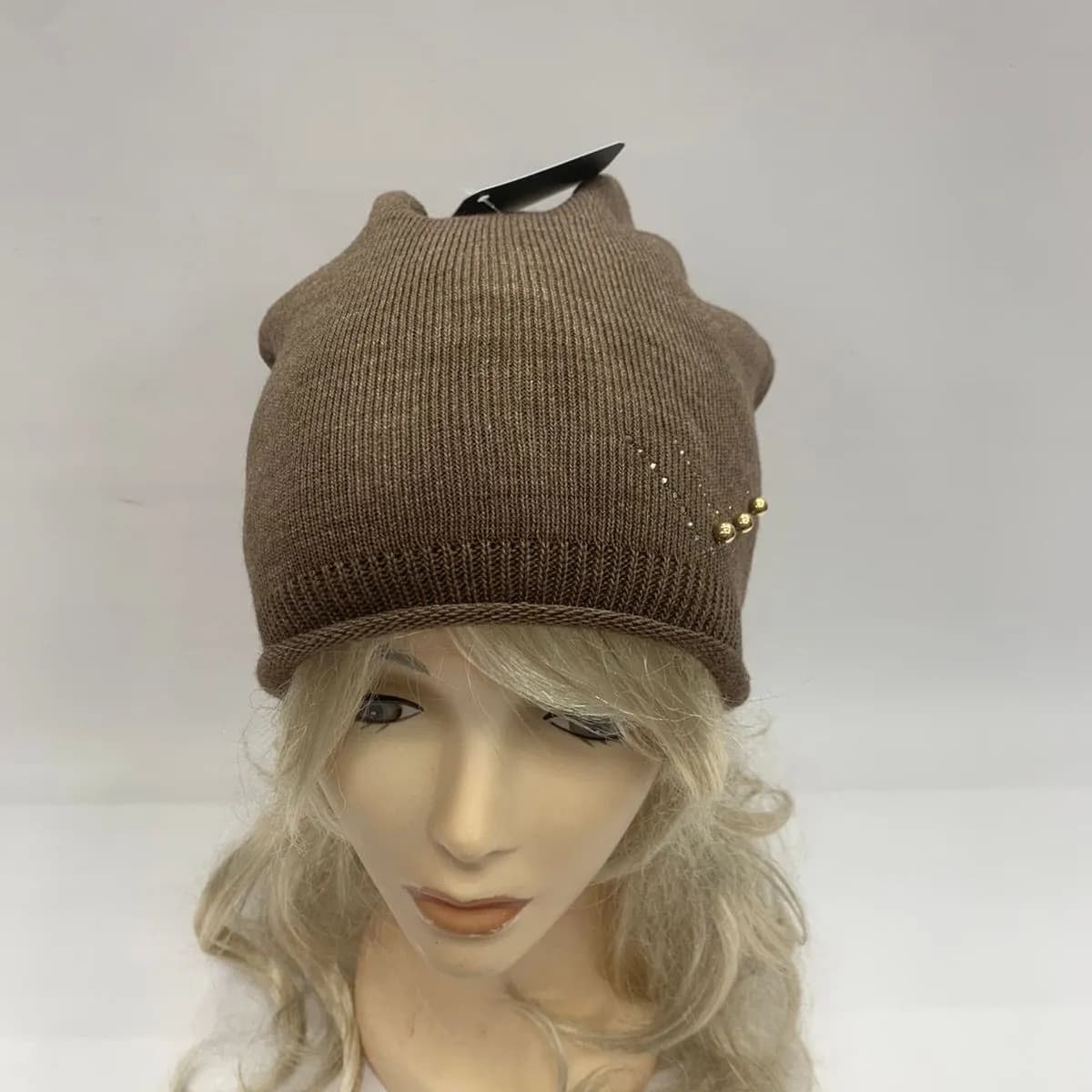 Czapka damska beżowa dzianinowa z ozdobami SKU 50925-104