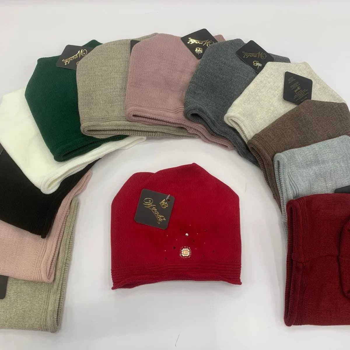 Czapki damskie różne kolory beanie z ozdobą SKU 50925-107