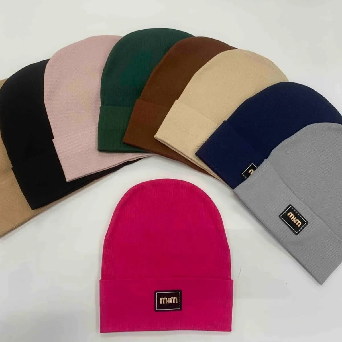 Czapki damskie beanie MM z naszywką, mix kolorów
