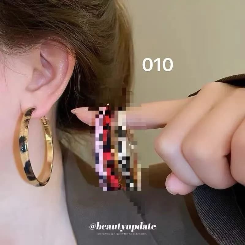 Kolczyki damskie hoop złote z czarnymi akcentami 010