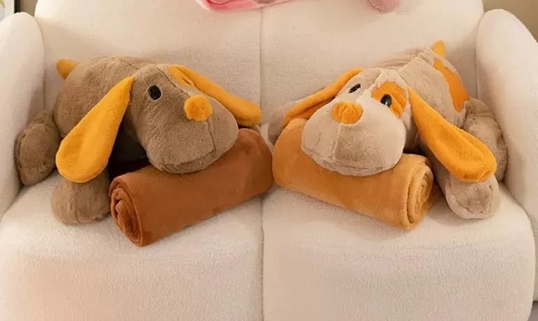 Maskotka pies z kocykiem beżowo-pomarańczowa