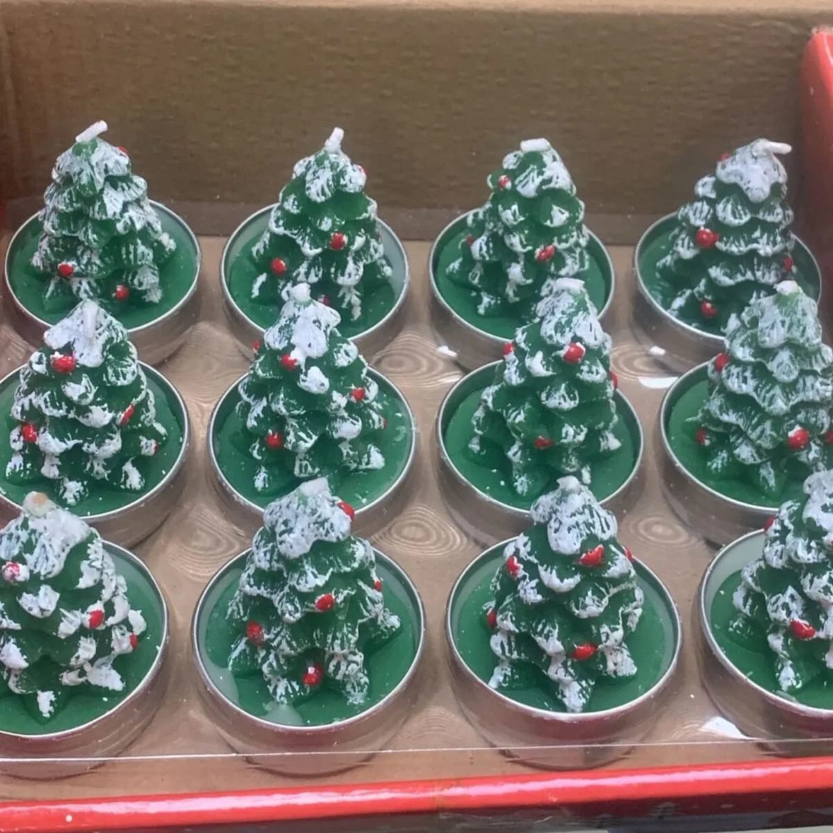 Świece choinkowe LED zielone ze śniegiem 12 szt