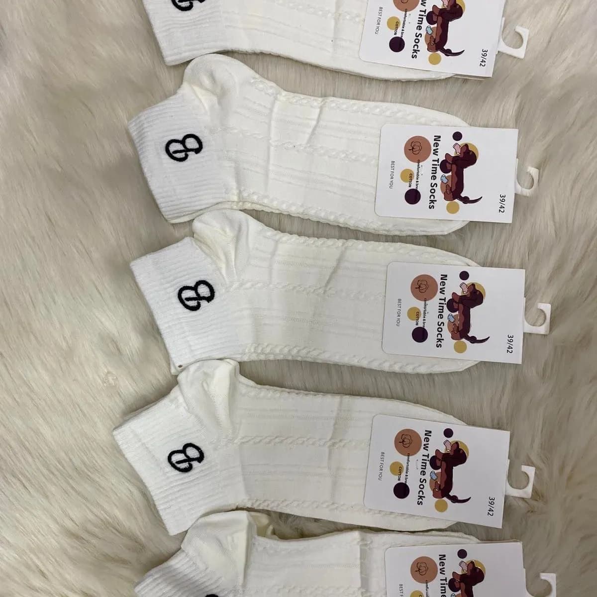 Skarpetki damskie Bean Dog kremowe z warkoczem i numerem 8