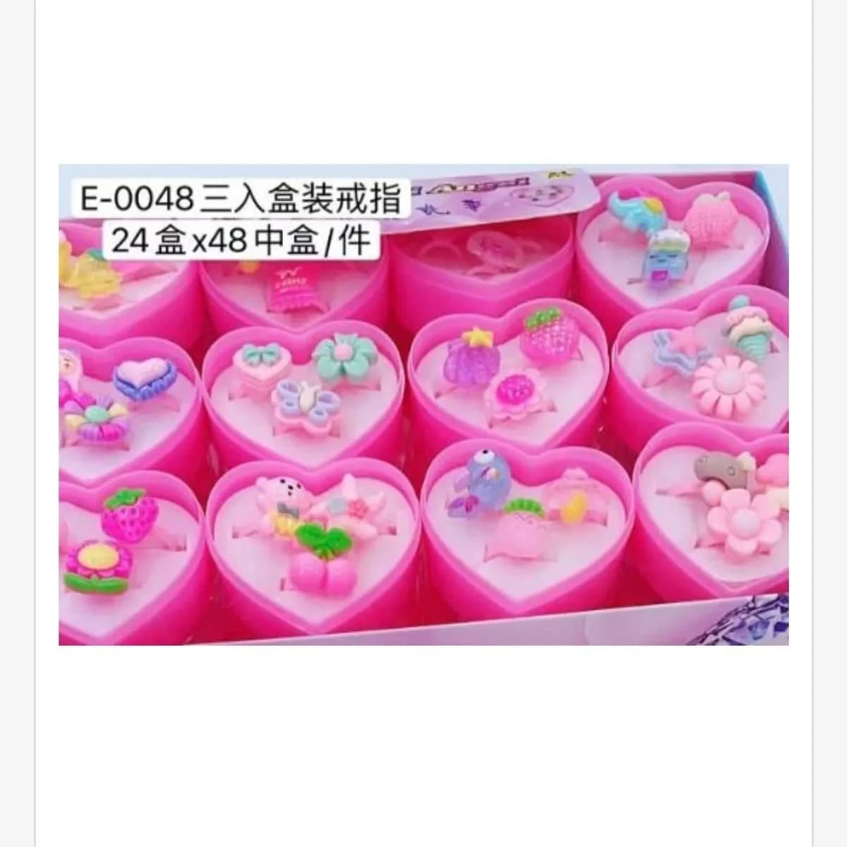 Zestaw 24 szt pierścionków dla dzieci w pudełkach-sercach E-0048