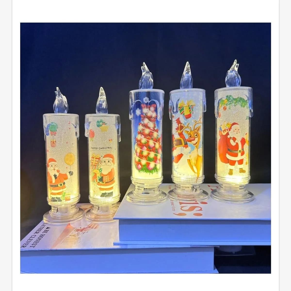 Świeca LED świąteczna 5.7x18.3cm z motywami bożonarodzeniowymi