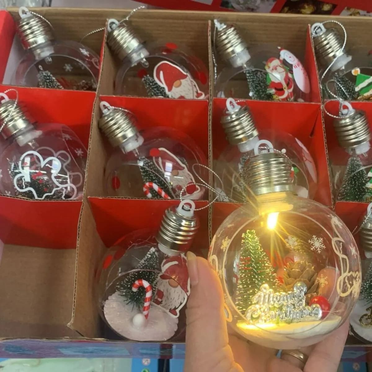 Kula dekoracyjna LED świąteczna ze śniegiem 81025-497