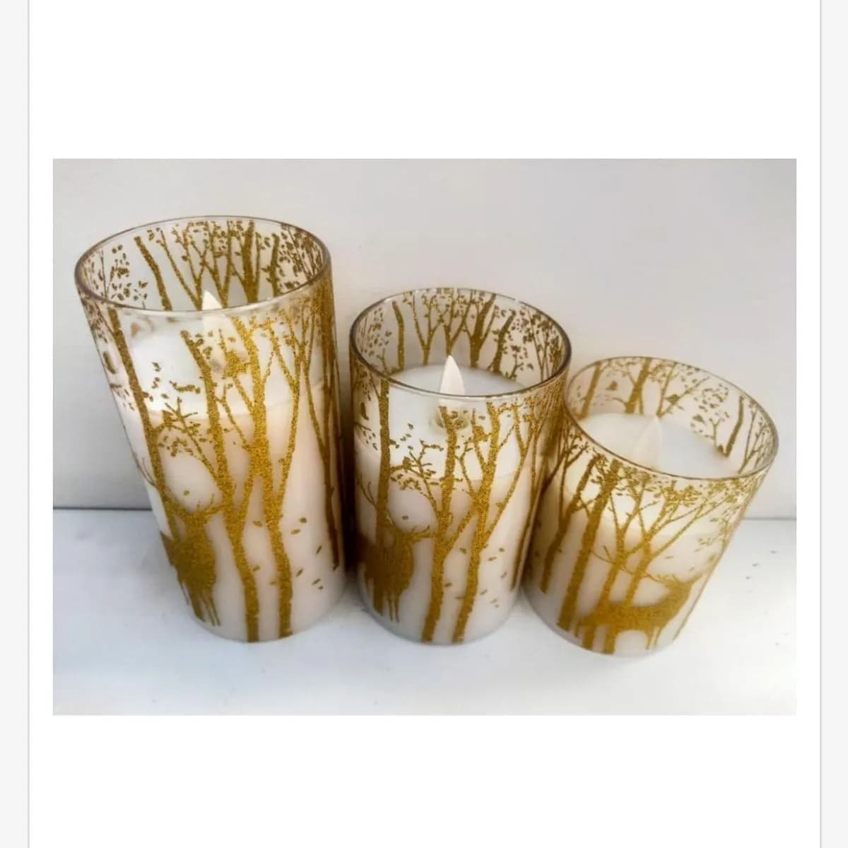 Świeca LED dekoracyjna 7.5x15cm z motywem drzew i jeleni