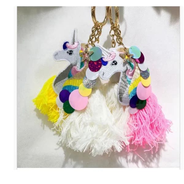 Brelok jednorożec z kolorowymi frędzlami i cekinami, haftowany