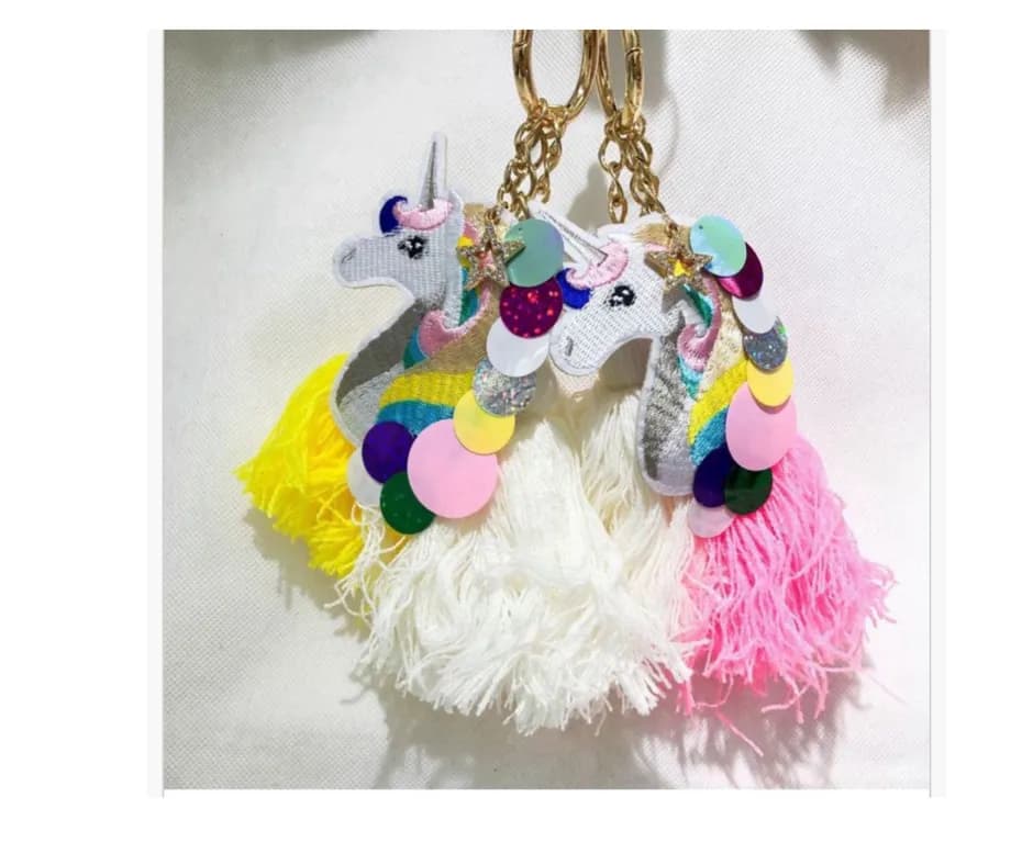 Brelok jednorożec z kolorowymi frędzlami i cekinami, haftowany