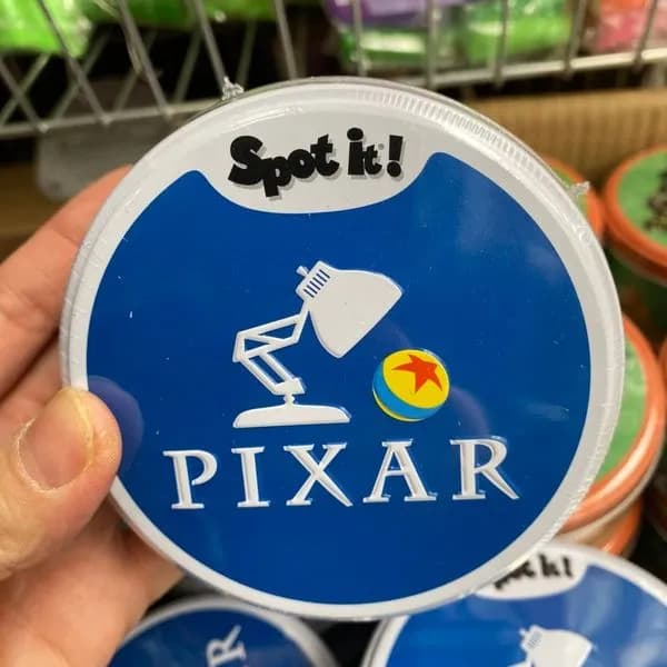 Gra Dobble Pixar Spot It! Okrągła metalowa puszka, motyw Pixar