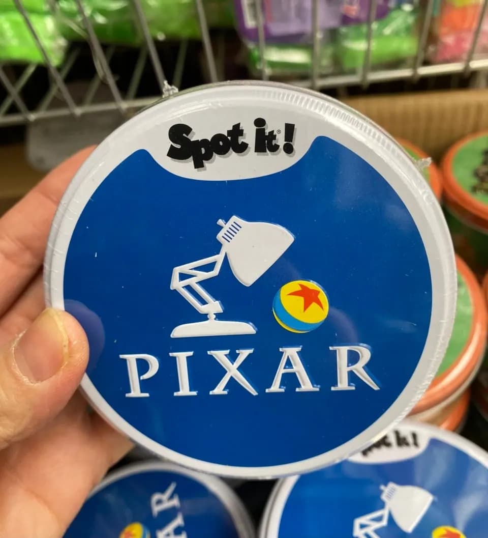 Gra Dobble Pixar Spot It! Okrągła metalowa puszka, motyw Pixar