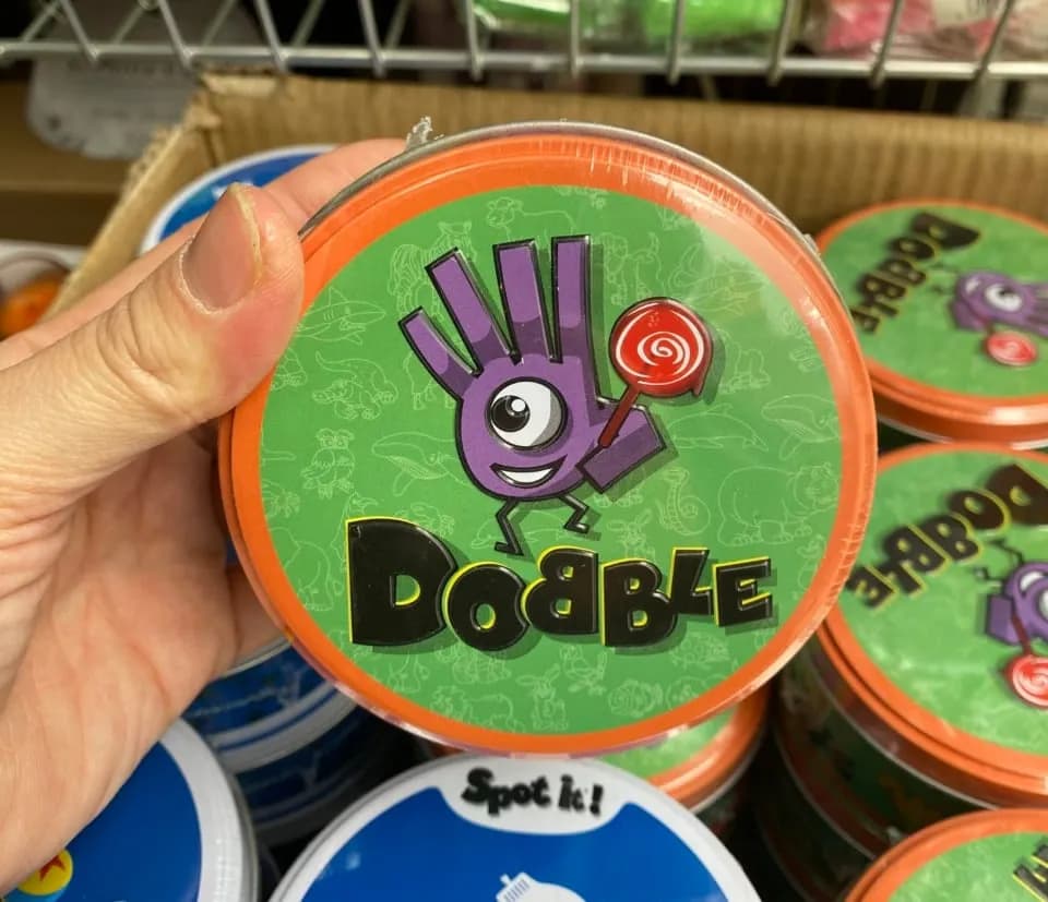 Gra Dobble dla dzieci, okrągłe metalowe pudełko, grafika zwierząt